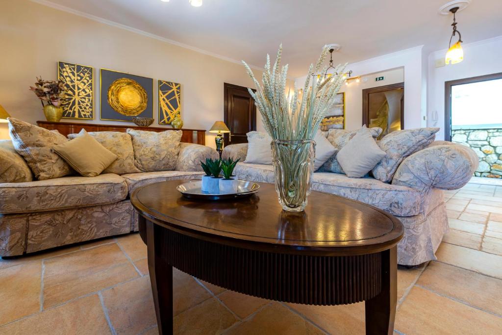 Posezení v ubytování Solaris Methea- Luxury Central Villa by the Castle