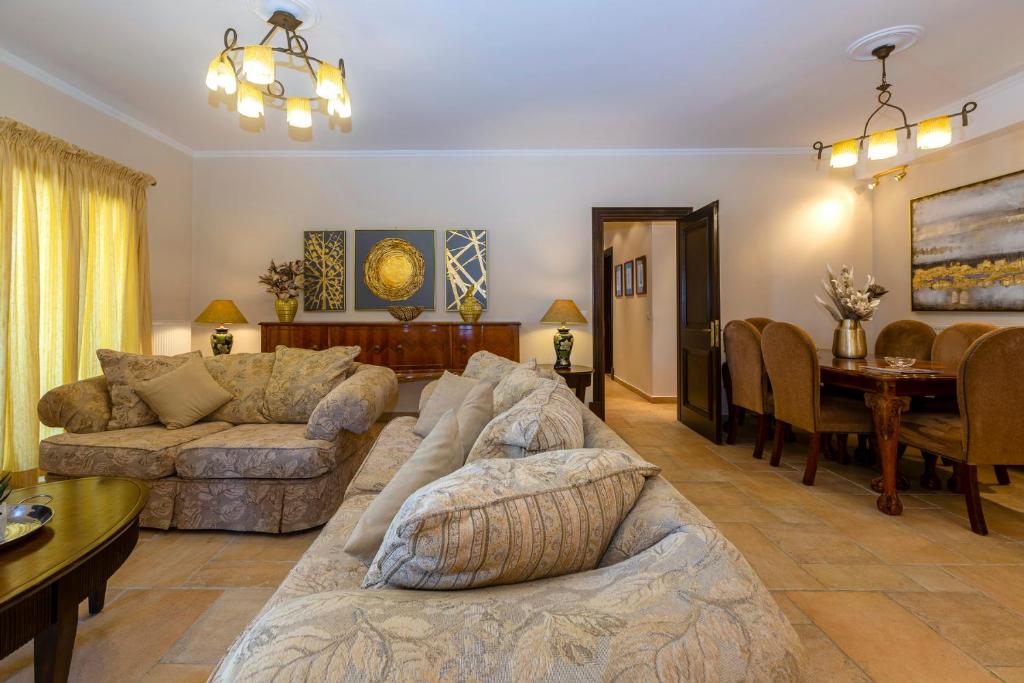 Posezení v ubytování Solaris Methea- Luxury Central Villa by the Castle