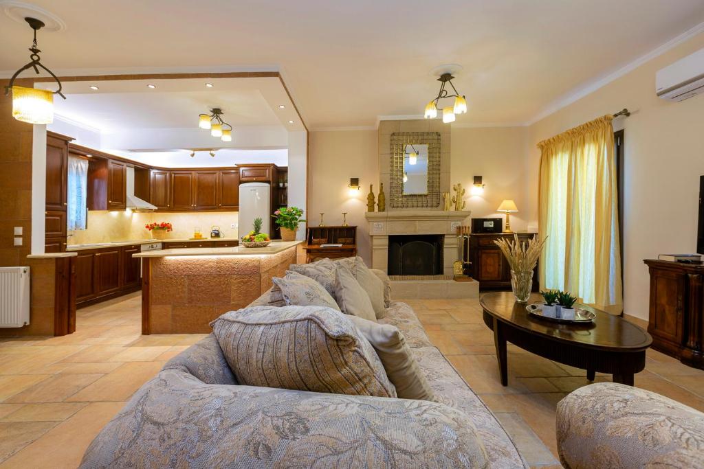 Posezení v ubytování Solaris Methea- Luxury Central Villa by the Castle