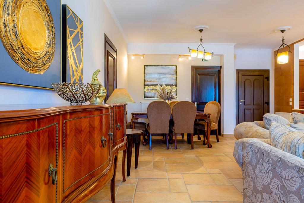 Posezení v ubytování Solaris Methea- Luxury Central Villa by the Castle