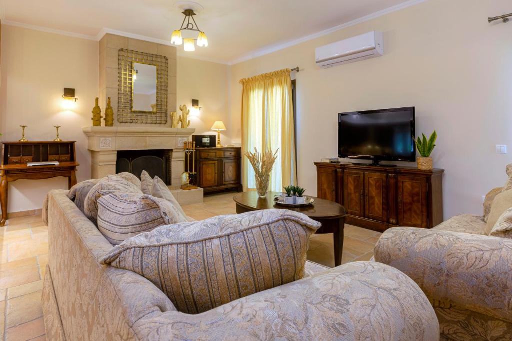 TV a/nebo společenská místnost v ubytování Solaris Methea- Luxury Central Villa by the Castle