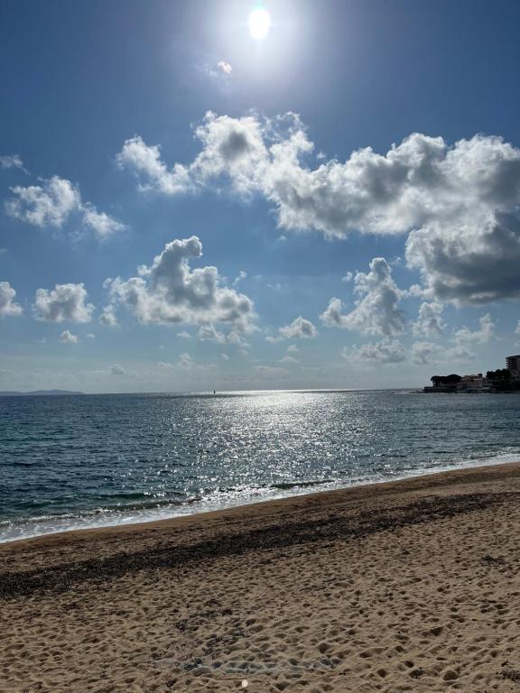 une plage au soleil brillant sur l'eau dans l'établissement CASA TROTTEL 2, à Ajaccio