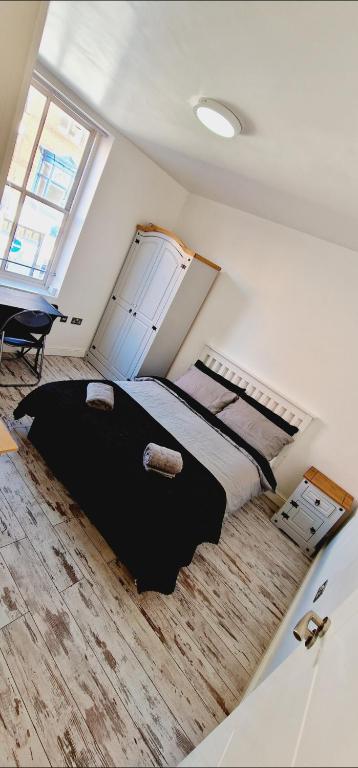 a bedroom with a large bed in a attic at City Centre 2 Bed 2 Bath 5 guest with Cheapest overnight Car park in Leicester