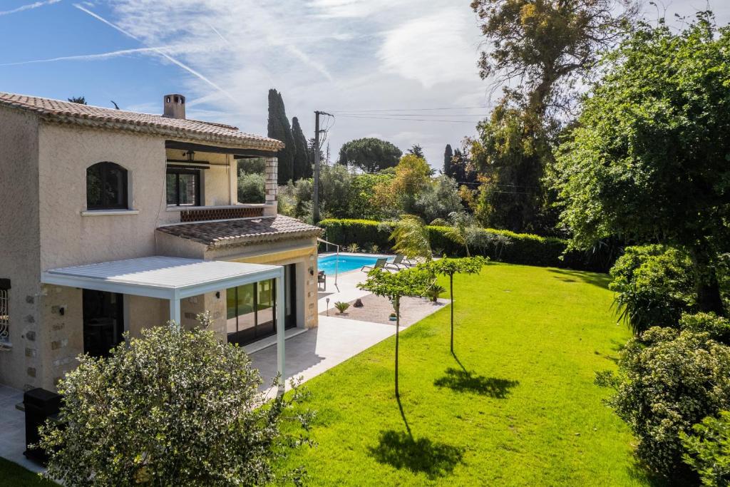 widok z lotu ptaka na dom z podwórkiem w obiekcie Calm family house with swimming pool w mieście Antibes