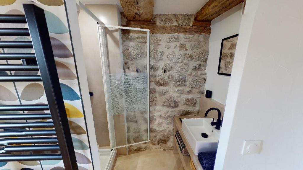 a bathroom with a shower and a sink at Une pause en Corrèze in Sarroux