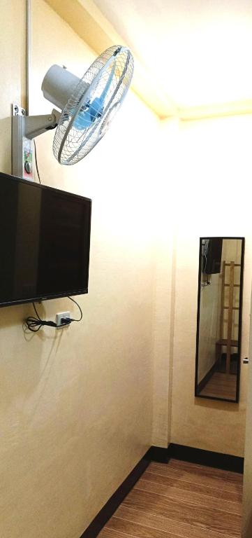 TV a/nebo společenská místnost v ubytování Elisha's Guest House