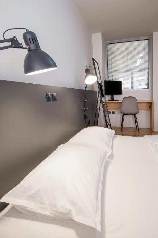 Postel nebo postele na pokoji v ubytování Urban Downtown Suite Xanthi Two Bedrooms Meno Homes 4