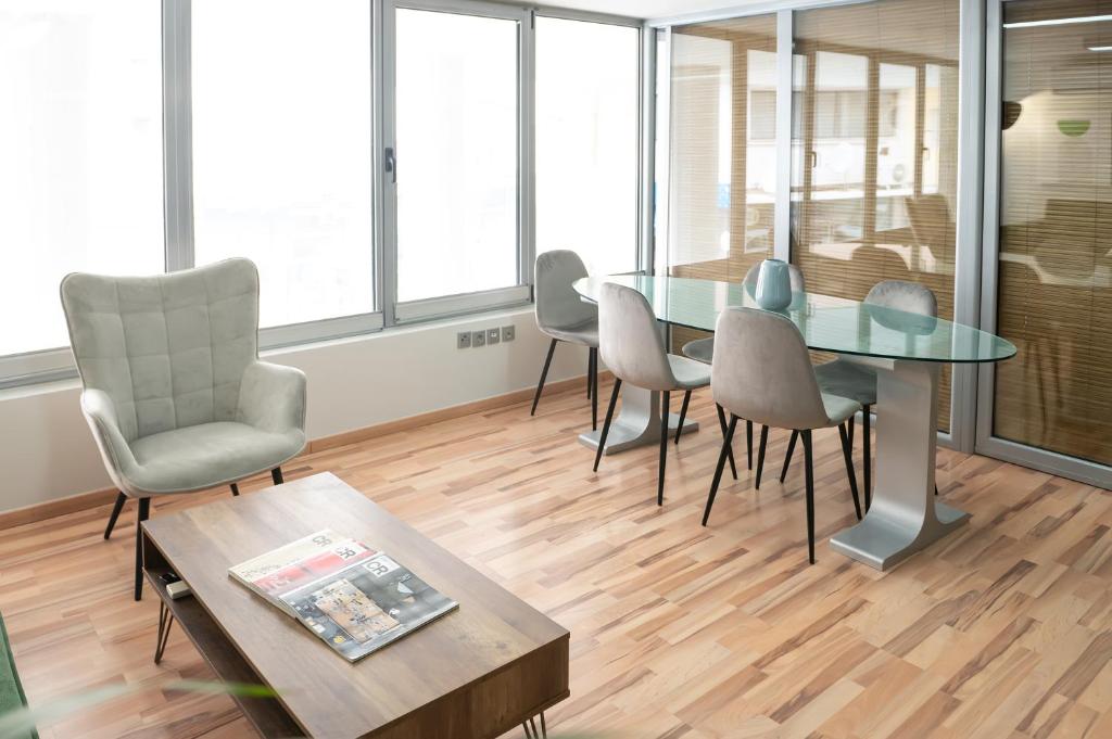 Posezení v ubytování Urban Downtown Suite Xanthi Two Bedrooms Meno Homes 4