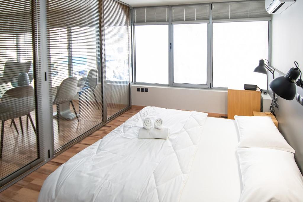 Postel nebo postele na pokoji v ubytování Urban Downtown Suite Xanthi Two Bedrooms Meno Homes 4