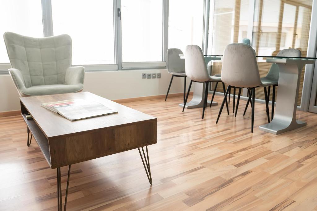 Posezení v ubytování Urban Downtown Suite Xanthi Two Bedrooms Meno Homes 4