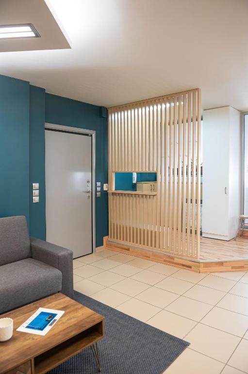 Posezení v ubytování Urban Downtown Suite Xanthi Two Bedrooms Meno Homes 4
