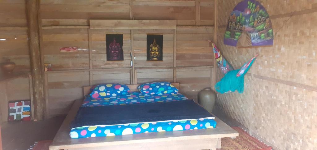 1 dormitorio con 1 cama en una habitación en Tad Lo - FANDEE ISLAND - Mountain House - Bolaven Loop Pakse, en Ban Kiangtat