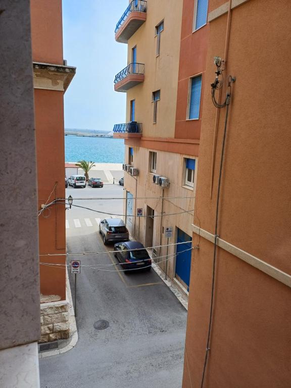 vista para uma rua a partir de um edifício em Soffio di Mediterraneo appartamento em Trapani