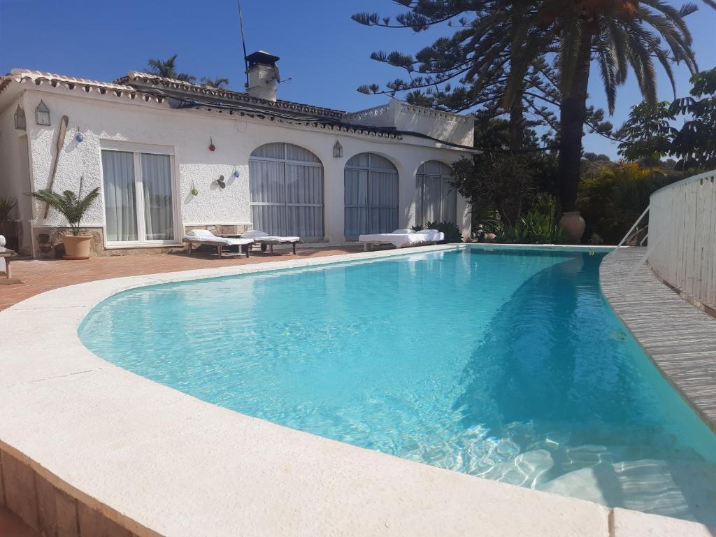 - une piscine en face d'une maison dans l'établissement HABITACION EN CASA MIGUEL, à Caleta De Velez