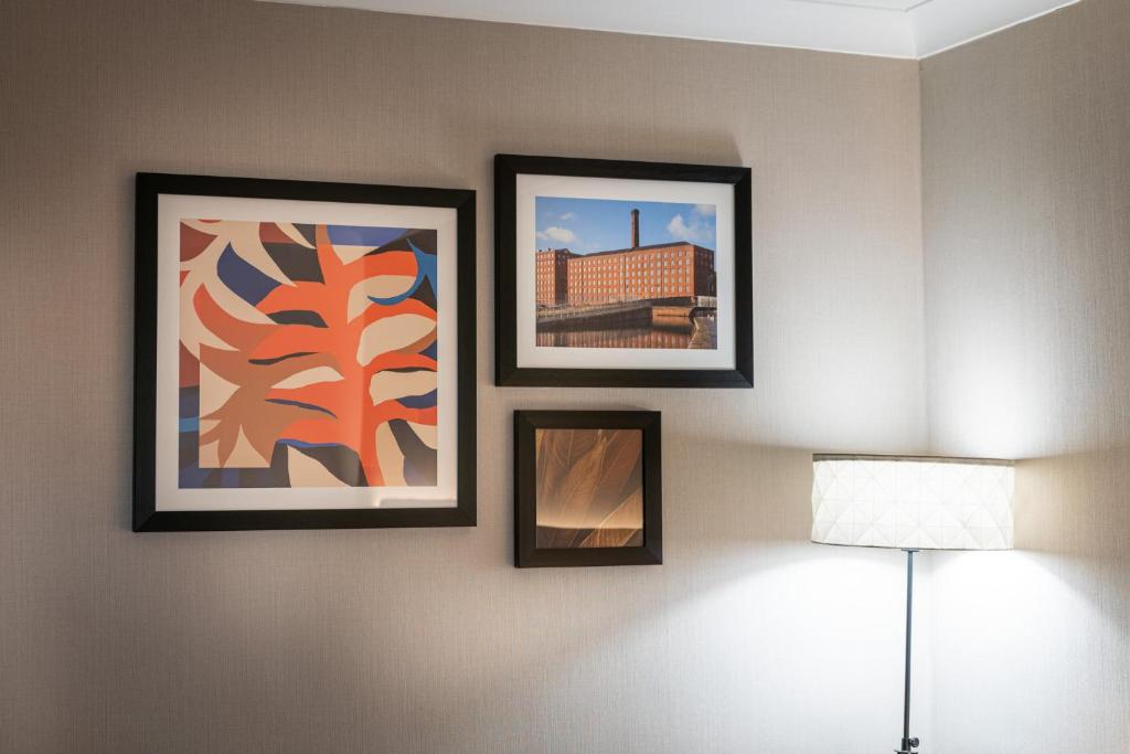 Holiday Inn - Manchester - Oldham, an IHG Hotel - Standard Queen Room With Sofa Bed - Non-Smoking