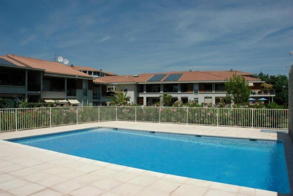 Bazén v ubytovaní Votre séjour cosy à Frejus! alebo v jeho blízkosti
