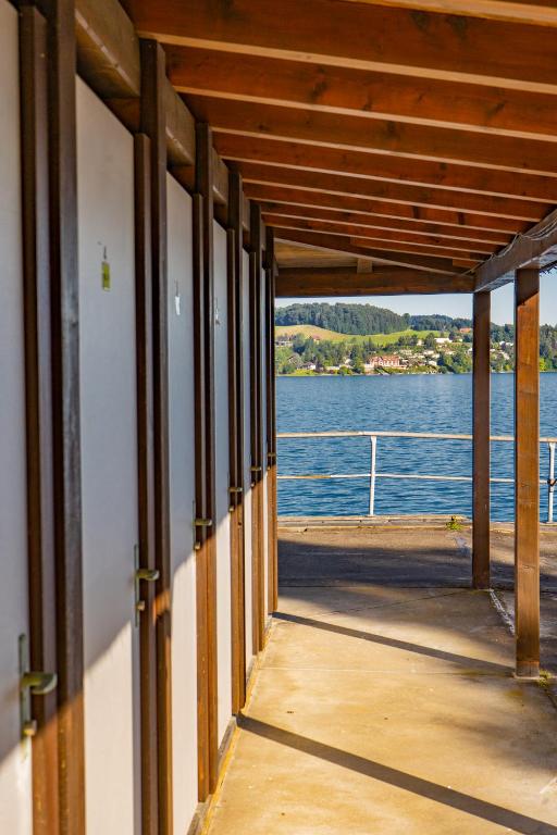 Výhled na řeku, která protéká v blízkosti hotelu