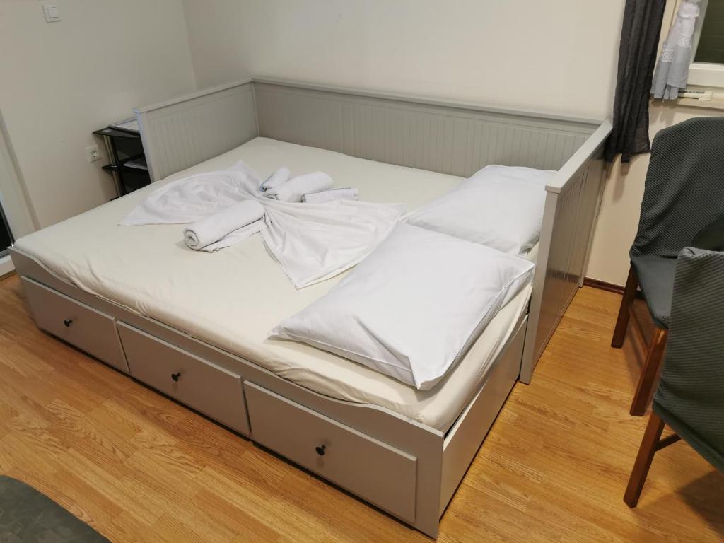 Postel nebo postele na pokoji v ubytování Apartmani Duško Karaman
