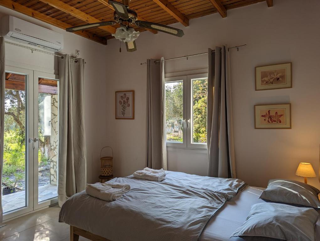 Postel nebo postele na pokoji v ubytování Almyros Garden House