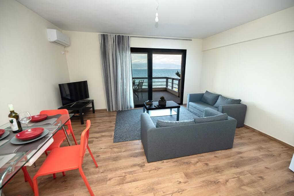 - un salon avec un canapé et une table dans l'établissement Seacoast Apartments 1 !, à Kamena Vourla