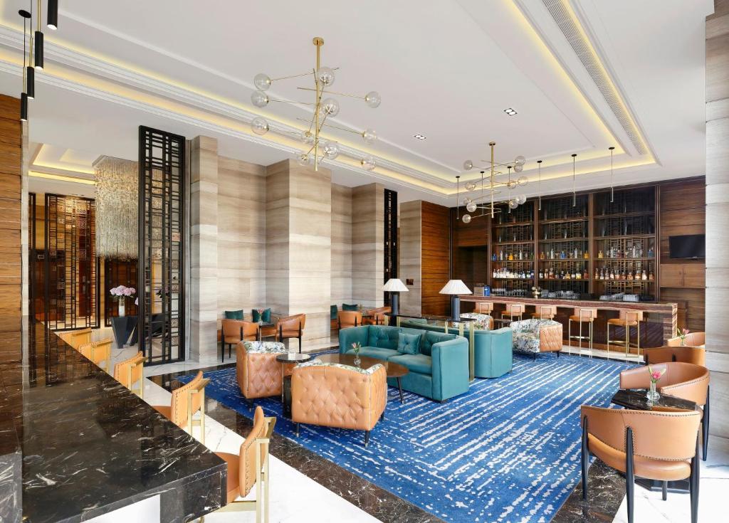 Posezení v ubytování Crowne Plaza New Delhi Mayur Vihar Noida by IHG