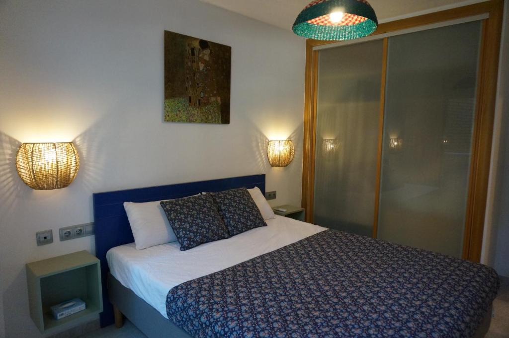 Posteľ alebo postele v izbe v ubytovaní Pineda Sunset Beach Seaviews