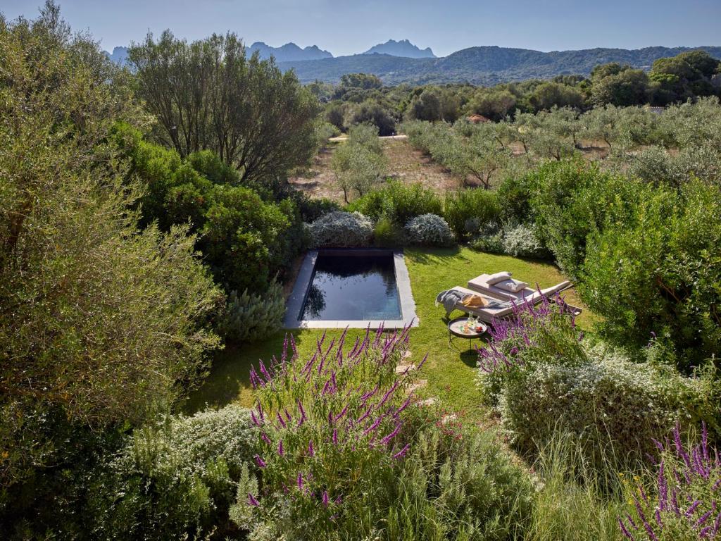 - une vue aérienne sur un jardin avec une piscine dans l'établissement Cascioni Eco Retreat, à Arzachena