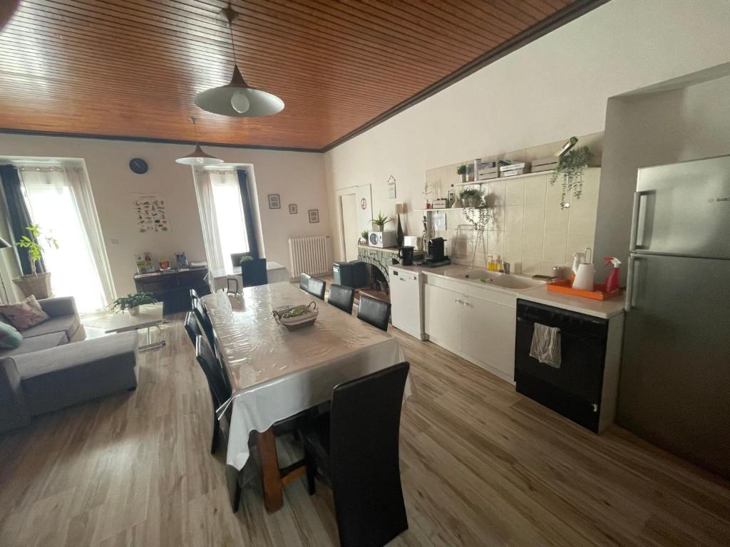 Kuchyň nebo kuchyňský kout v ubytování Gîte:"sur le chemin"