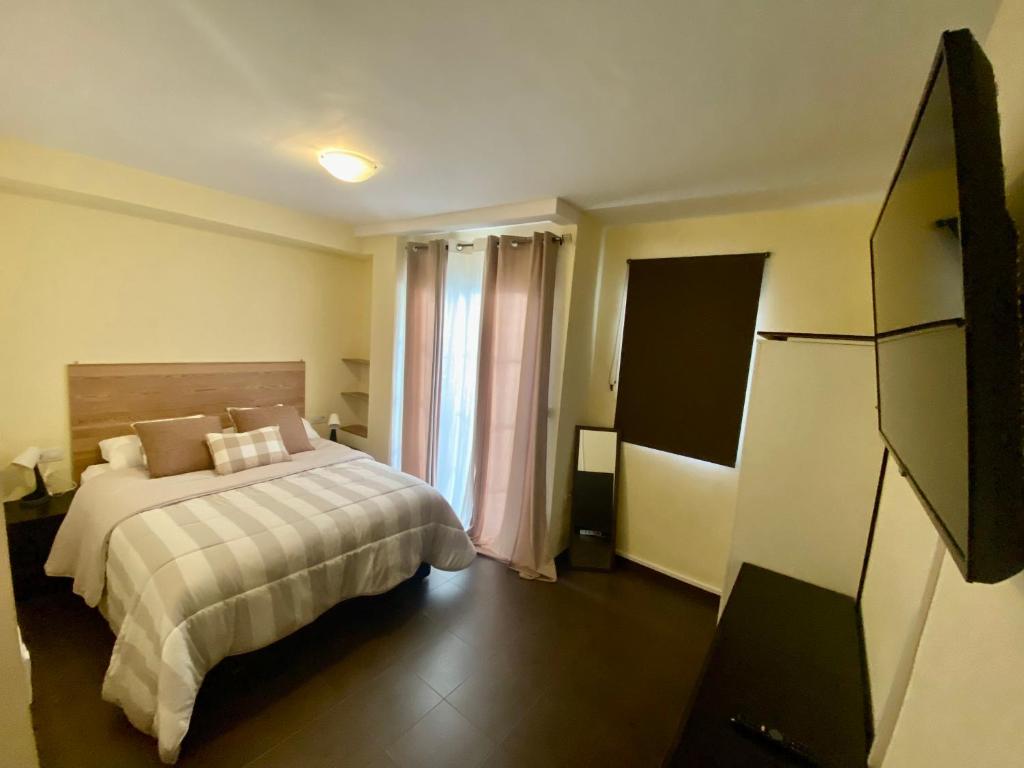 une chambre d'hôtel avec un lit et une fenêtre dans l'établissement Vivienda Vacacional La Candelaria, à Los Llanos de Aridane