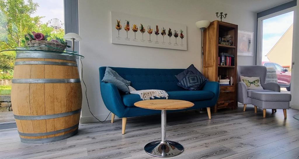a living room with a blue couch and a table at Ferienwohnung im Paradiesgarten in Deidesheim
