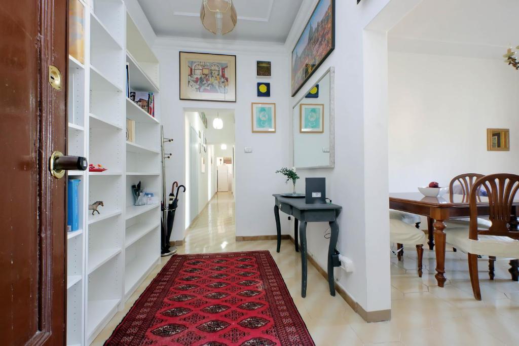 przedpokój ze stołem i jadalnią w obiekcie Casa Rossi Roma w Rzymie