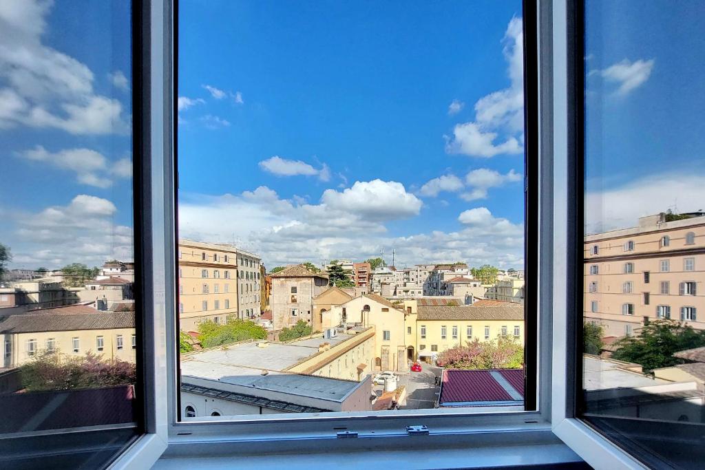 widok na miasto z otwartego okna w obiekcie Casa Rossi Roma w Rzymie