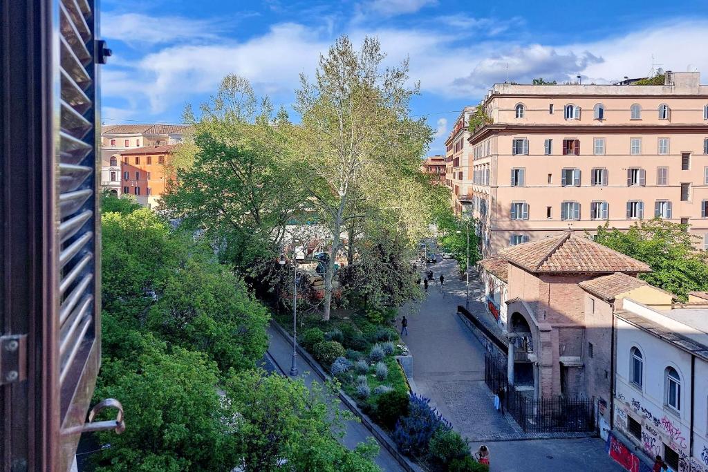 widok na ulicę w mieście z budynkami w obiekcie Casa Rossi Roma w Rzymie