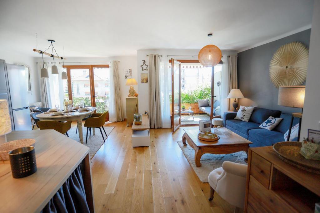 - un salon avec un canapé bleu et une table dans l'établissement Manoir 4 étoiles - 2 chambres, proche lac, à Annecy