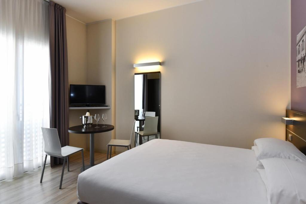 Televízia a/alebo spoločenská miestnosť v ubytovaní Hotel Vienna