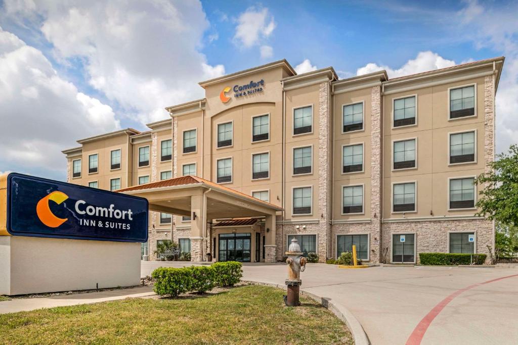 ein Gebäude mit einem Hydranten davor in der Unterkunft Comfort Inn & Suites Fort Worth - Fossil Creek in Fort Worth