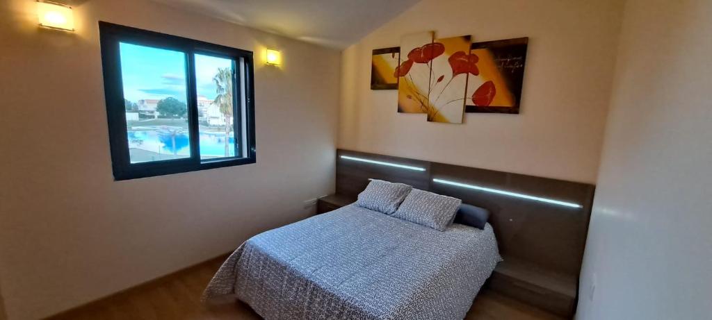 1 dormitorio con cama y ventana en Villa Panorámica, en Sant Jordi