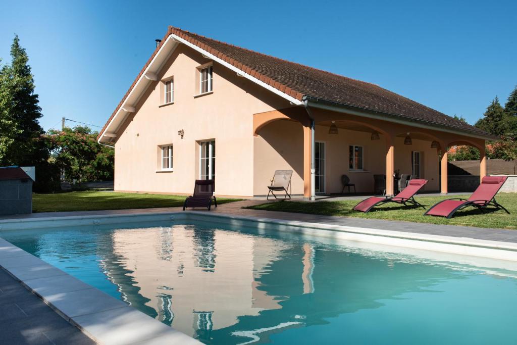 una casa con piscina frente a una casa en Villa neuve avec piscine 6 personnes en limousin en Ladignac-le-Long