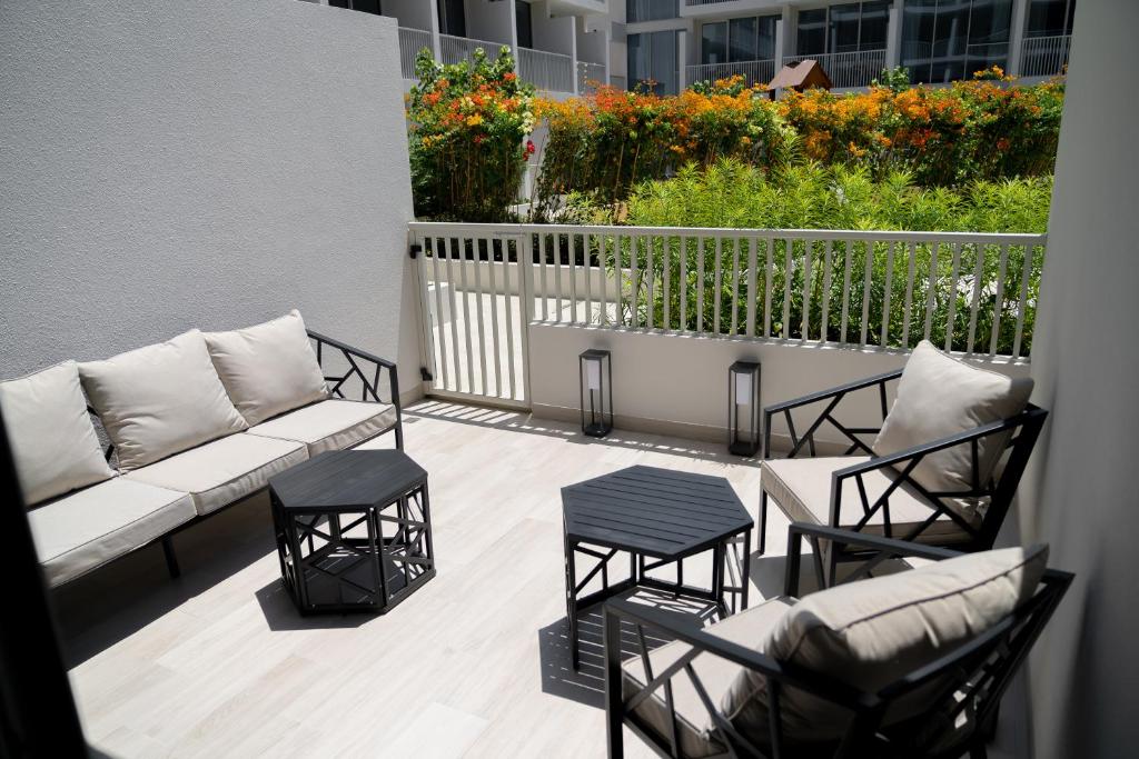 Balkón nebo terasa v ubytování Modern Studio with a Garden View & Big Outdoor Terrace (JVC)