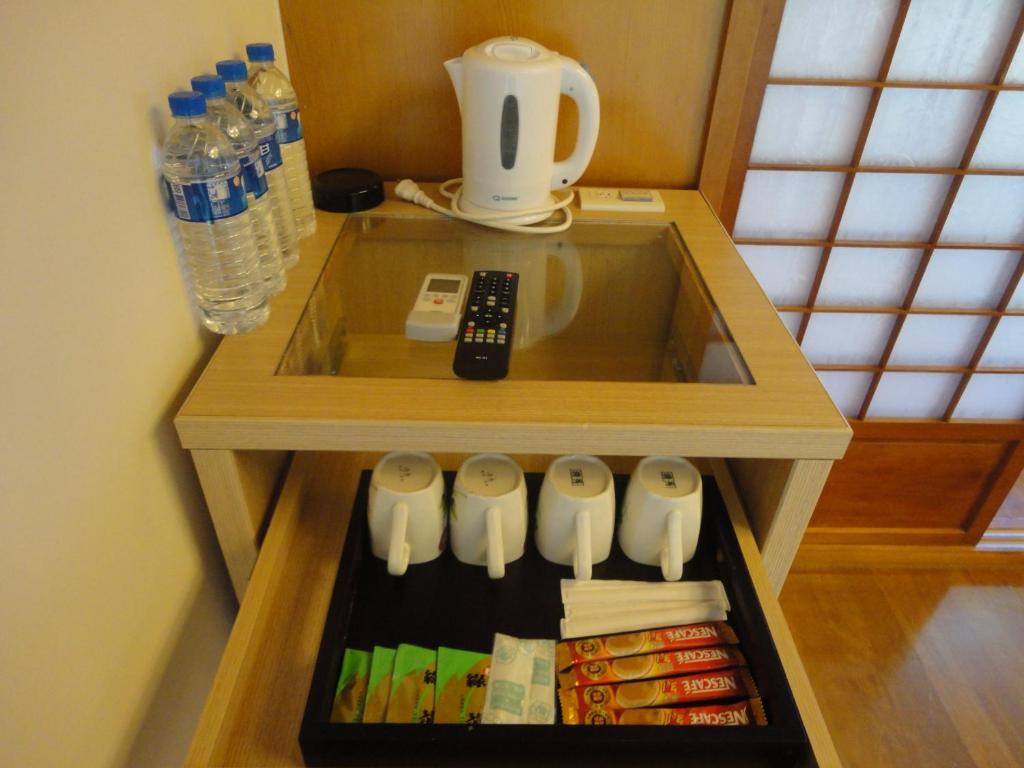 Příslušenství pro přípravu čaje a kávy v ubytování Royal Hotel