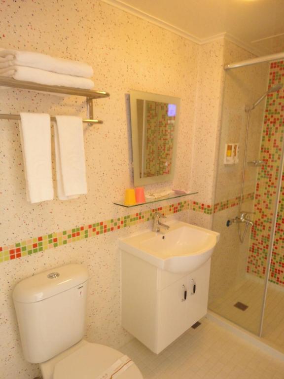 Koupelna v ubytování Royal Hotel
