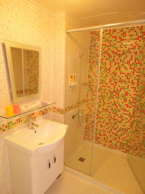 Koupelna v ubytování Royal Hotel