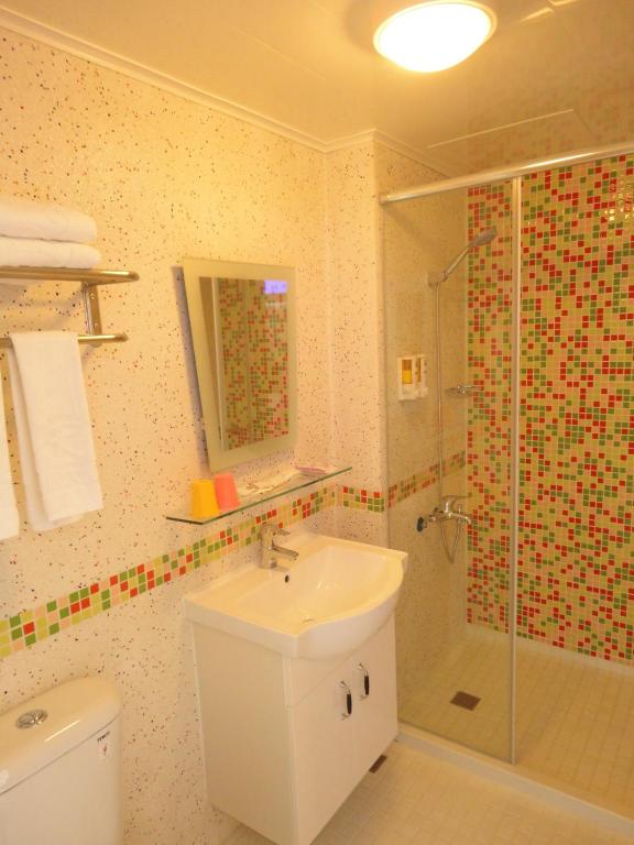 Koupelna v ubytování Royal Hotel