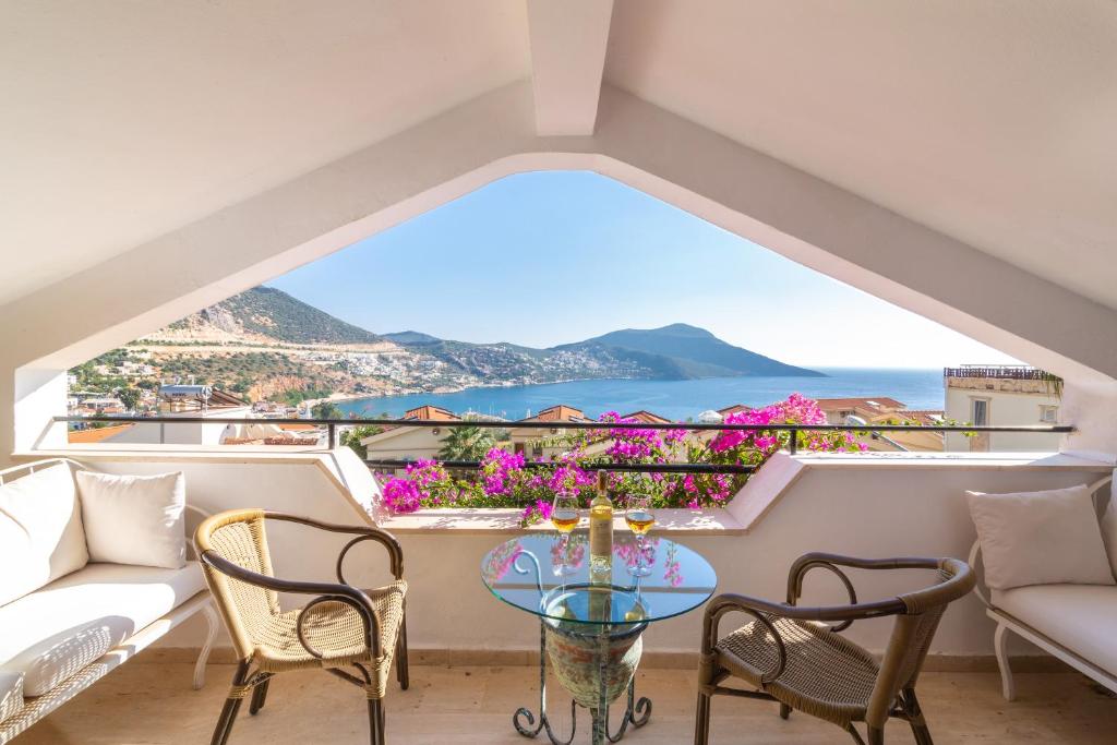 uma sala de estar com vista para o oceano em Korsan Apartment No.6 em Kas