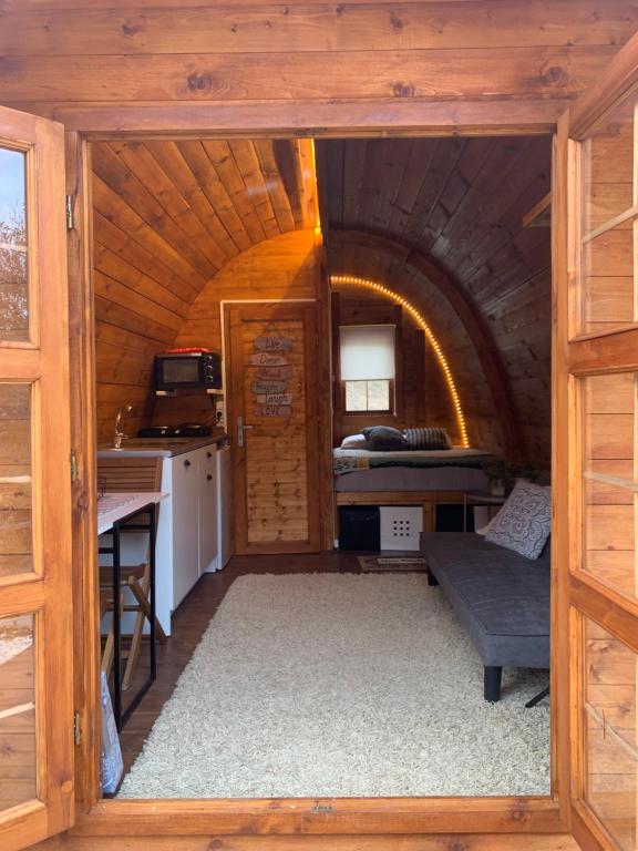 Habitación pequeña con mesa y cocina en una cabaña en Gallas Pod House en Vouzela