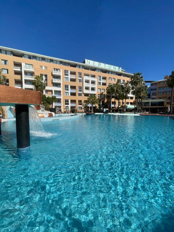 duży basen z wodą przed budynkiem w obiekcie Hotel Neptuno by ON Hotels Group w mieście Roquetas de Mar