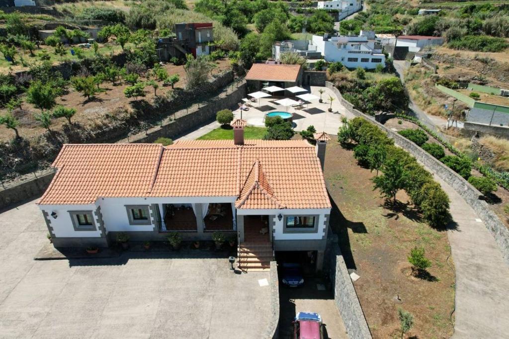 een luchtzicht op een huis met een dak bij Casa Lucas in Vega de San Mateo