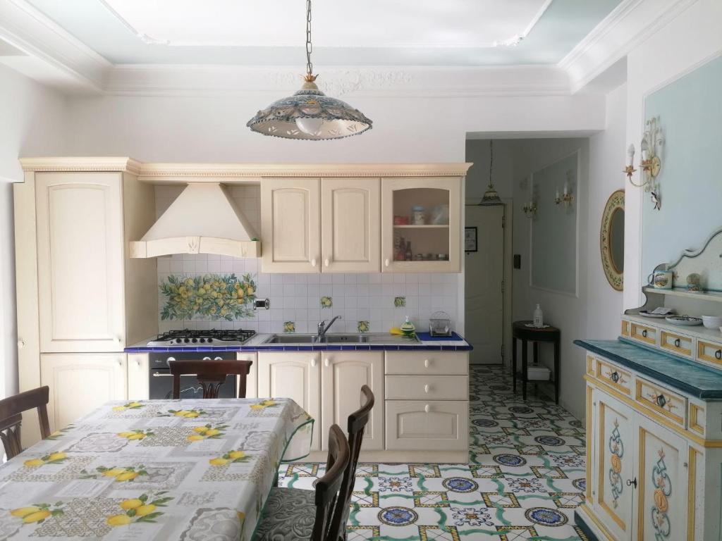 une cuisine avec une table avec un plan de travail bleu dans l'établissement La casa di Rosa (Appartamento con terrazzo panoramico nel Cuore di Sorrento), à Sorrente
