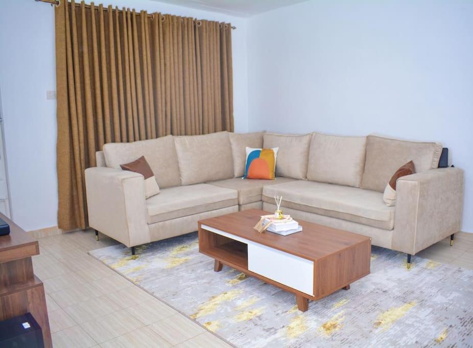 sala de estar con sofá y mesa de centro en Comfy, stylish, and family-friendly apartment in Karatina Town, en Karatina