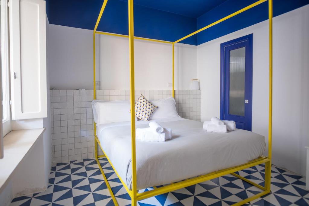 a bedroom with a yellow bunk bed with a blue ceiling at Il Sorriso di Bri in Capri